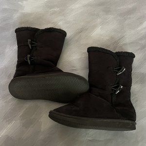 Kid’s Girl’s Black Toggle Fashion Suede Boots Size 4